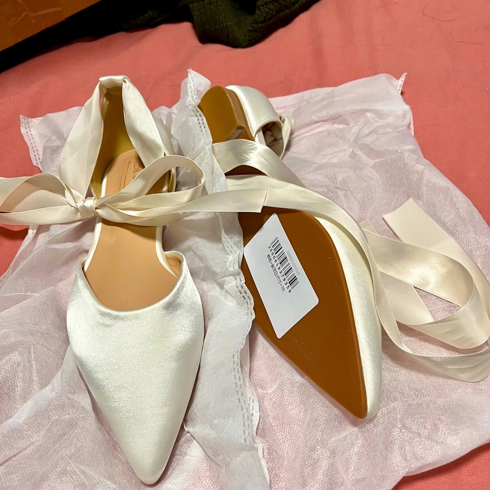 Ivory Shoes Wedding with bows - brand new! Size 8